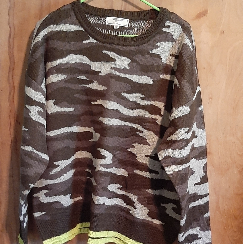 Women's Camo Sweater Size 2X